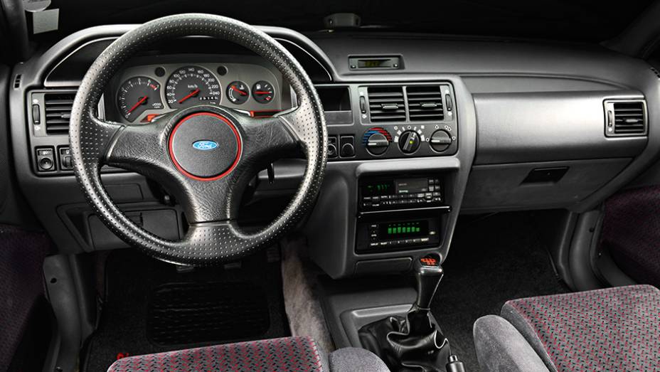 A simplicidade do painel não combinava com o XR3 | <a href="https://gutenberg.quatrorodas.abril.com.br/carros/classicos-brasileiros/ford-escort-xr3-763284.shtml" rel="migration">Leia mais</a>