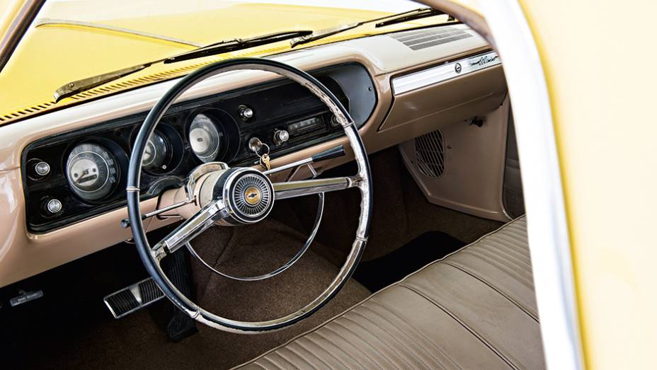 No painel, velocímetro, conta-giros e conjunto de luzes-espia | <a href="https://gutenberg.quatrorodas.abril.com.br/carros/classicos-grandescarros/chevrolet-el-camino-763972.shtml" rel="migration">Leia mais</a>