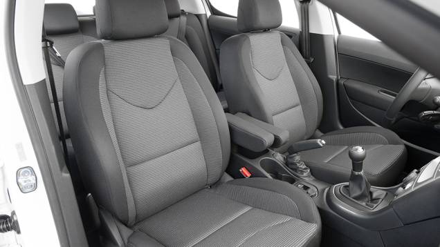 Bancos com apoios de braço | <a href="https://gutenberg.quatrorodas.abril.com.br/carros/comparativos/hatches-medios-762947.shtml" rel="migration">Leia mais</a> Bancos com apoios de braço | <a href="https://gutenberg.quatrorodas.abril.com.br/carros/comparativos/hatches-medios-762947.shtml" rel="migration">Leia mais</a>