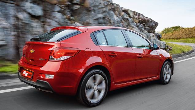 O Cruze tem o maior entre-eixos de todos: 2,69 m | <a href="https://gutenberg.quatrorodas.abril.com.br/carros/comparativos/hatches-medios-762947.shtml" rel="migration">Leia mais</a> O Cruze tem o maior entre-eixos de todos: 2,69 m | <a href="https://gutenberg.quatrorodas.abril.com.br/carros/comparativos/hatches-medios-762947.shtml" rel="migration">Leia mais</a>