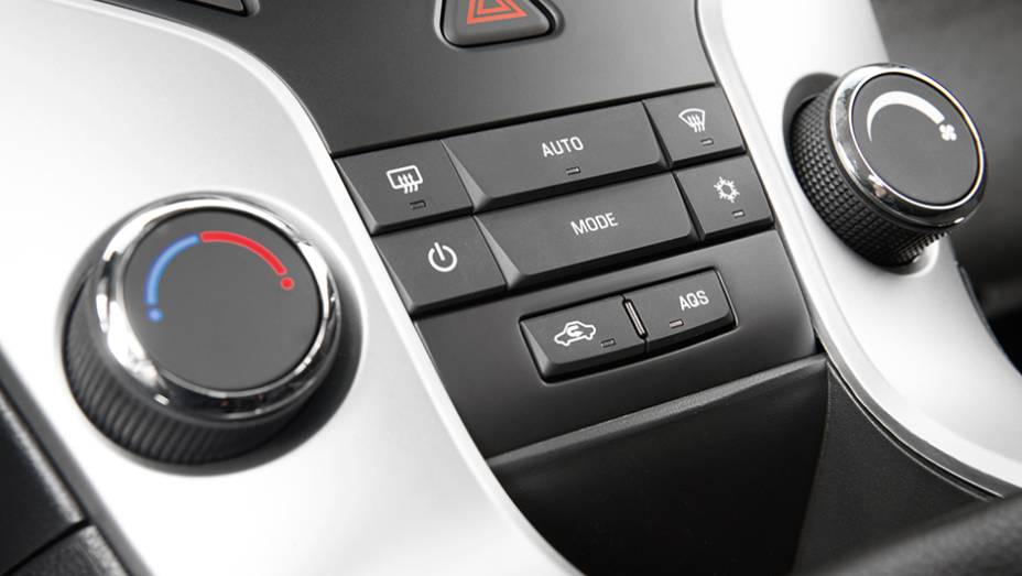 Ar tem função AQS, que fecha a recirculação automaticamente ao detectar alta concentração de poluentes | <a href="https://gutenberg.quatrorodas.abril.com.br/carros/comparativos/hatches-medios-762947.shtml" rel="migration">Leia mais</a> Ar tem função AQS, que fecha a recirculação automaticamente ao detectar alta concentração de poluentes | <a href="https://gutenberg.quatrorodas.abril.com.br/carros/comparativos/hatches-medios-762947.shtml" rel="migration">Leia mais</a>