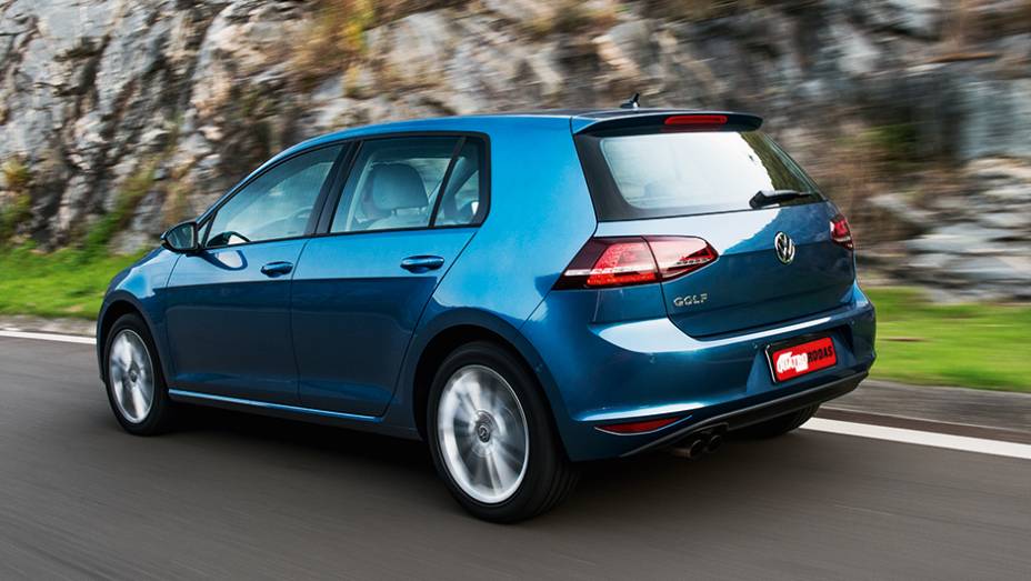 O Golf atual manteve as linhas b&aacute;sicas das gera&ccedil;&otilde;es anteriores | <a href="https://gutenberg.quatrorodas.abril.com.br/carros/comparativos/hatches-medios-762947.shtml" rel="migration">Leia mais</a>