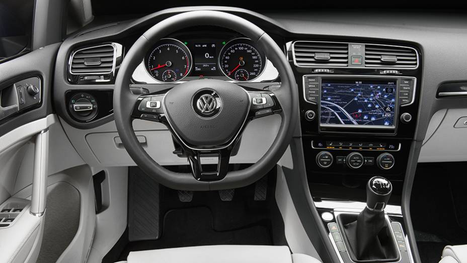 Tela grande, couro,... | <a href="https://gutenberg.quatrorodas.abril.com.br/carros/comparativos/hatches-medios-762947.shtml" rel="migration">Leia mais</a>