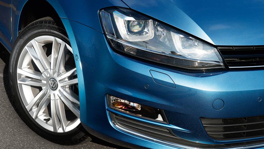 ... far&oacute;is com xen&ocirc;nio e leds, rodas aro 17... | <a href="https://gutenberg.quatrorodas.abril.com.br/carros/comparativos/hatches-medios-762947.shtml" rel="migration">Leia mais</a>