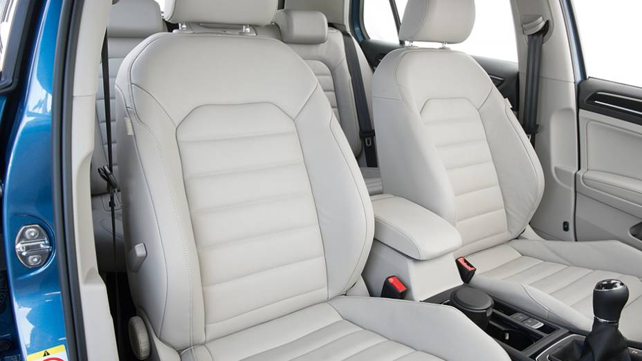 ... e bancos de couro s&atilde;o pagos &agrave; parte no Golf | <a href="https://gutenberg.quatrorodas.abril.com.br/carros/comparativos/hatches-medios-762947.shtml" rel="migration">Leia mais</a>