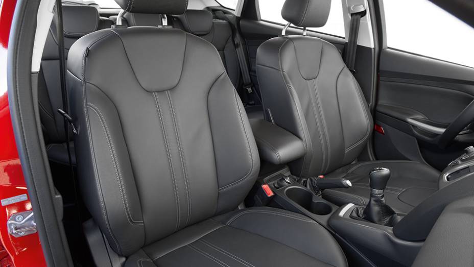... couro... | <a href="https://gutenberg.quatrorodas.abril.com.br/carros/comparativos/hatches-medios-762947.shtml" rel="migration">Leia mais</a>