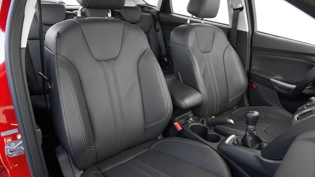 ... couro... | <a href="https://gutenberg.quatrorodas.abril.com.br/carros/comparativos/hatches-medios-762947.shtml" rel="migration">Leia mais</a> ... couro... | <a href="https://gutenberg.quatrorodas.abril.com.br/carros/comparativos/hatches-medios-762947.shtml" rel="migration">Leia mais</a>