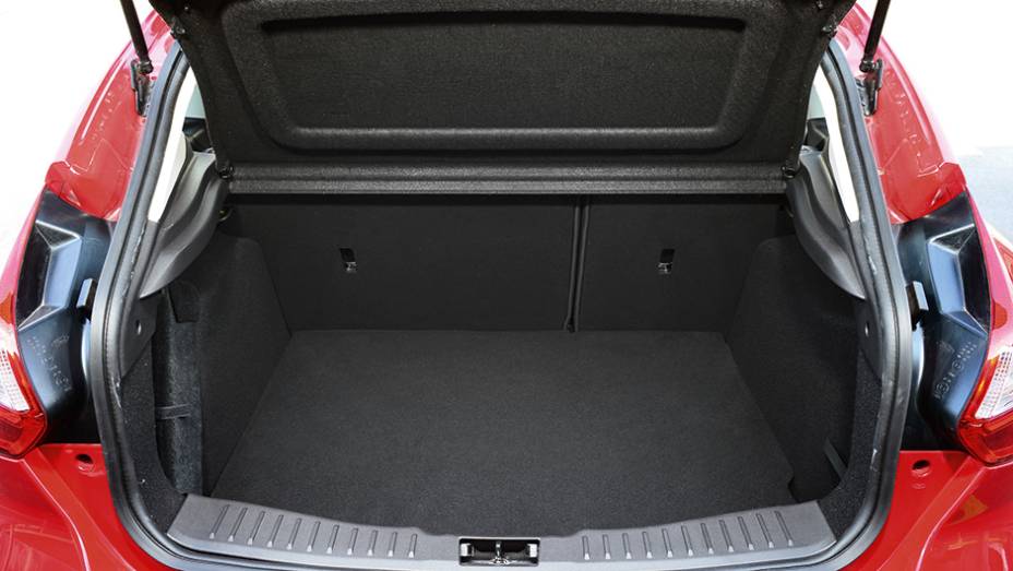 Ao priorizar a cabine, o porta-malas ficou com volume reduzido a 316 l | <a href="https://gutenberg.quatrorodas.abril.com.br/carros/comparativos/hatches-medios-762947.shtml" rel="migration">Leia mais</a>