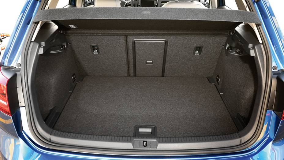 H&aacute; bom espa&ccedil;o para pernas, mas o porta-malas &eacute; pequeno: 313 l | <a href="https://gutenberg.quatrorodas.abril.com.br/carros/comparativos/hatches-medios-762947.shtml" rel="migration">Leia mais</a>