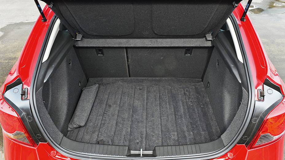 Formato da traseira deixa a entrada ampla. Capacidade é de 402 l | <a href="https://gutenberg.quatrorodas.abril.com.br/carros/comparativos/hatches-medios-762947.shtml" rel="migration">Leia mais</a> Formato da traseira deixa a entrada ampla. Capacidade é de 402 l | <a href="https://gutenberg.quatrorodas.abril.com.br/carros/comparativos/hatches-medios-762947.shtml" rel="migration">Leia mais</a>