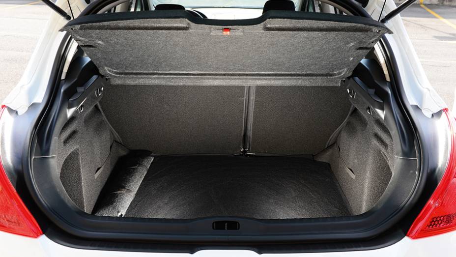 O bagageiro é grande (430 l), mas há pouco espaço para pernas | <a href="https://gutenberg.quatrorodas.abril.com.br/carros/comparativos/hatches-medios-762947.shtml" rel="migration">Leia mais</a> O bagageiro é grande (430 l), mas há pouco espaço para pernas | <a href="https://gutenberg.quatrorodas.abril.com.br/carros/comparativos/hatches-medios-762947.shtml" rel="migration">Leia mais</a>