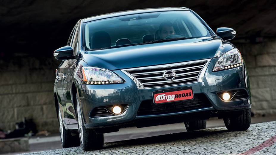 Filete de leds nos faróis fica aceso durante o dia | <a href="https://gutenberg.quatrorodas.abril.com.br/carros/testes/nissan-sentra-762995.shtml" rel="migration">Leia mais</a>