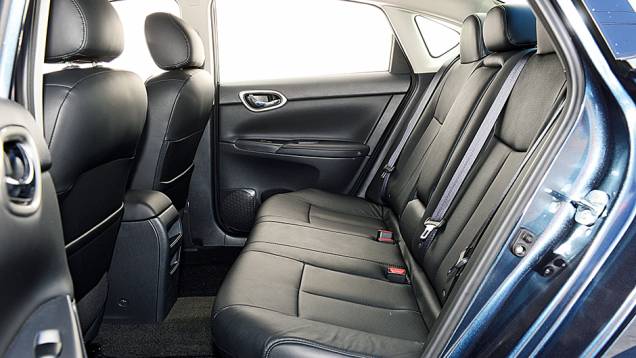 Há cinto de três pontos e encosto de cabeça atrás | <a href="https://gutenberg.quatrorodas.abril.com.br/carros/testes/nissan-sentra-762995.shtml" rel="migration">Leia mais</a> Há cinto de três pontos e encosto de cabeça atrás | <a href="https://gutenberg.quatrorodas.abril.com.br/carros/testes/nissan-sentra-762995.shtml" rel="migration">Leia mais</a>
