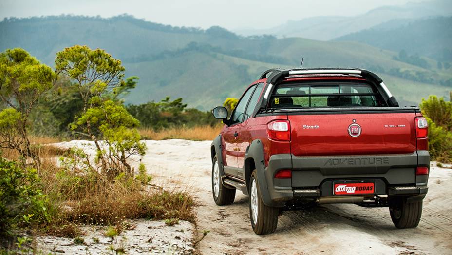 Strada 2014 tem lanternas, tampa e para-choque traseiro novos | <a href="https://gutenberg.quatrorodas.abril.com.br/carros/testes/fiat-strada-adventure-1-6-16v-cd-762709.shtml" rel="migration">Leia mais</a>