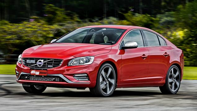 Caída suave da linha do teto dá ares de cupê ao sedã | <a href="https://gutenberg.quatrorodas.abril.com.br/carros/impressoes/volvo-s60-t6-r-design-763072.shtml" rel="migration">Leia mais</a> Caída suave da linha do teto dá ares de cupê ao sedã | <a href="https://gutenberg.quatrorodas.abril.com.br/carros/impressoes/volvo-s60-t6-r-design-763072.shtml" rel="migration">Leia mais</a>