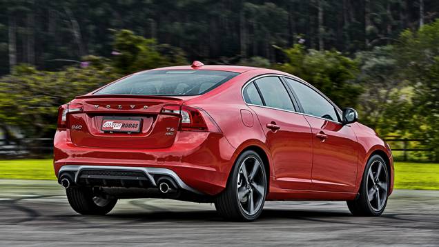 A suspensão é rebaixada em 15 mm. As rodas de 19 polegadas são exclusivas dos R-Design | <a href="https://gutenberg.quatrorodas.abril.com.br/carros/impressoes/volvo-s60-t6-r-design-763072.shtml" rel="migration">Leia mais</a> A suspensão é rebaixada em 15 mm. As rodas de 19 polegadas são exclusivas dos R-Design | <a href="https://gutenberg.quatrorodas.abril.com.br/carros/impressoes/volvo-s60-t6-r-design-763072.shtml" rel="migration">Leia mais</a>