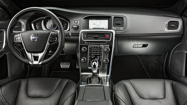 Interior com acabamento refinado, materiais de boa qualidade e comandos bem-posicionados | <a href="https://gutenberg.quatrorodas.abril.com.br/carros/impressoes/volvo-s60-t6-r-design-763072.shtml" rel="migration">Leia mais</a> Interior com acabamento refinado, materiais de boa qualidade e comandos bem-posicionados | <a href="https://gutenberg.quatrorodas.abril.com.br/carros/impressoes/volvo-s60-t6-r-design-763072.shtml" rel="migration">Leia mais</a>