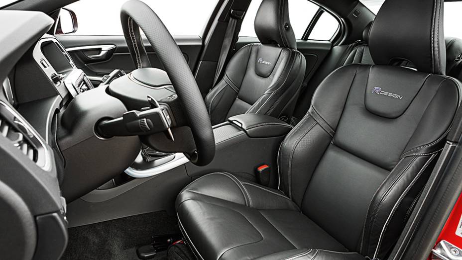 Bancos esportivos têm bom apoio | <a href="https://gutenberg.quatrorodas.abril.com.br/carros/impressoes/volvo-s60-t6-r-design-763072.shtml" rel="migration">Leia mais</a>
