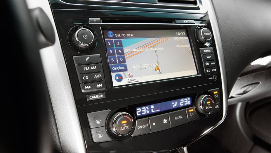 Multimídia com GPS e ar digital bizona | <a href="https://gutenberg.quatrorodas.abril.com.br/carros/testes/nissan-altima-sl-2-5-16v-764173.shtml" rel="migration">Leia mais</a>