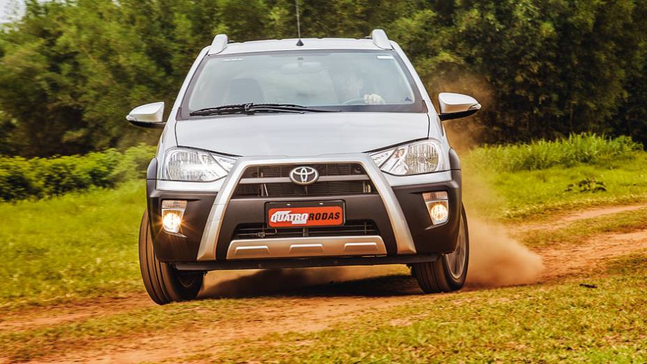 Pequeno refletor entre farol e grade &eacute; decorativo, n&atilde;o acende | <a href="https://gutenberg.quatrorodas.abril.com.br/carros/testes/toyota-etios-cross-766195.shtml" rel="migration">Leia mais</a>