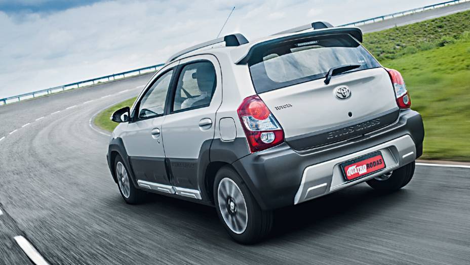 Para-choques e faixas pretas: para dar ar de carro mais alto | <a href="https://gutenberg.quatrorodas.abril.com.br/carros/testes/toyota-etios-cross-766195.shtml" rel="migration">Leia mais</a>