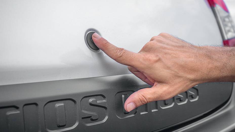 Bot&atilde;o exclusivo para abrir porta-malas: boa ideia | <a href="https://gutenberg.quatrorodas.abril.com.br/carros/testes/toyota-etios-cross-766195.shtml" rel="migration">Leia mais</a>