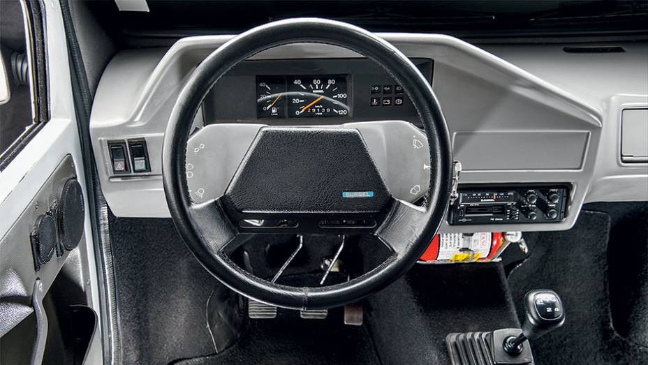 Volante exige que o motorista dirija de braços esticados e pedais estão mal posicionados | <a href="https://gutenberg.quatrorodas.abril.com.br/carros/classicos-brasileiros/gurgel-br-800-764160.shtml" rel="migration">Leia mais</a>