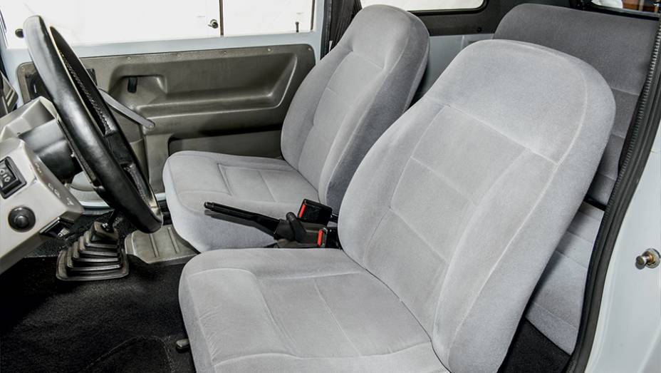 Espaço apertado mesmo para 4 adultos | <a href="https://gutenberg.quatrorodas.abril.com.br/carros/classicos-brasileiros/gurgel-br-800-764160.shtml" rel="migration">Leia mais</a>