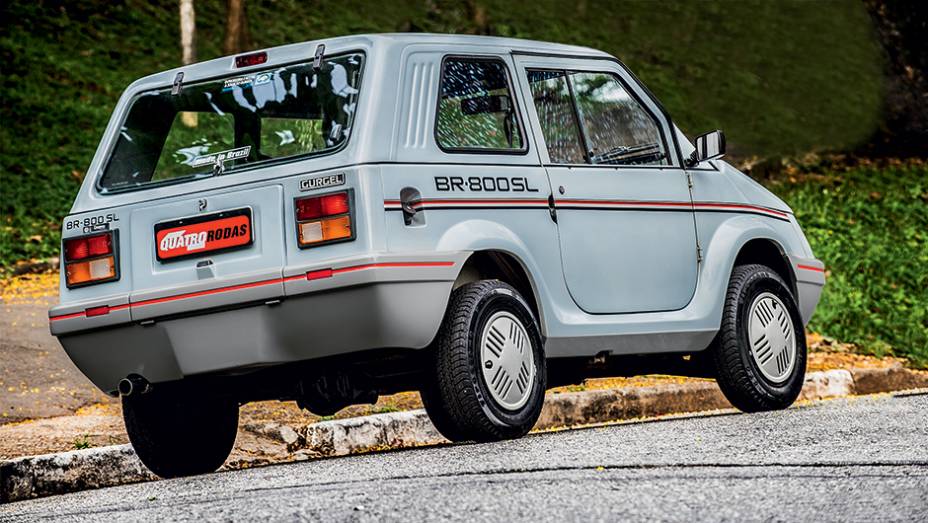 Vidro traseiro basculante permitia acesso ao minúsculo porta-malas de 122 litros | <a href="https://gutenberg.quatrorodas.abril.com.br/carros/classicos-brasileiros/gurgel-br-800-764160.shtml" rel="migration">Leia mais</a>