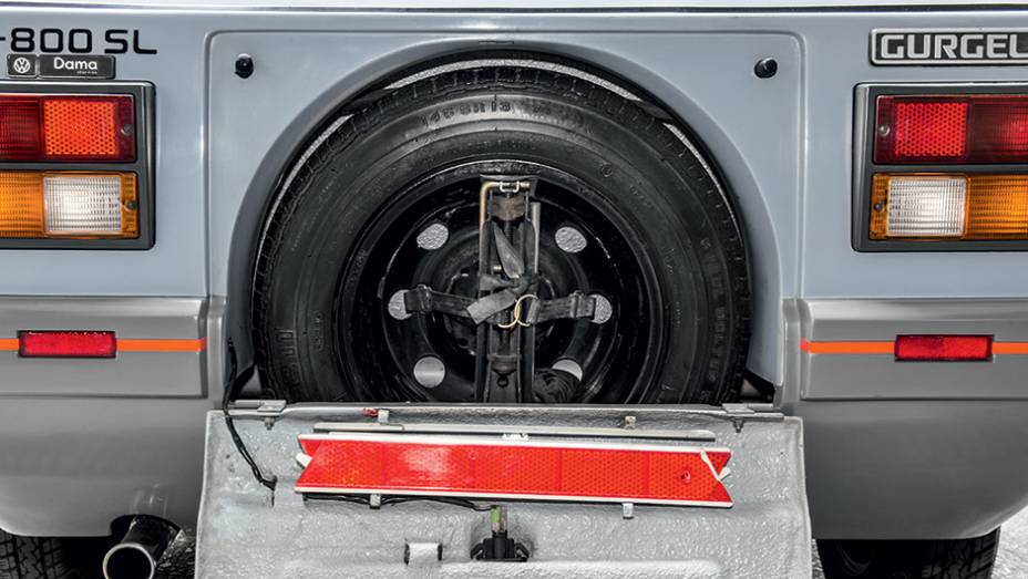 Estepe ficava escondido atrás da placa | <a href="https://gutenberg.quatrorodas.abril.com.br/carros/classicos-brasileiros/gurgel-br-800-764160.shtml" rel="migration">Leia mais</a>