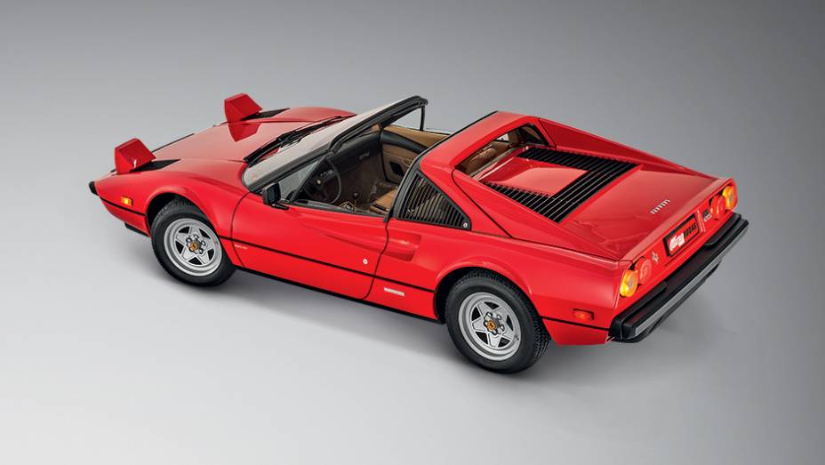 Versão conversível GTS corresponde a 66% das Ferrari 308 já produzidas | <a href="https://gutenberg.quatrorodas.abril.com.br/carros/classicos-grandescarros/ferrari-308-gtb-gts-764363.shtml" rel="migration">Leia mais</a>