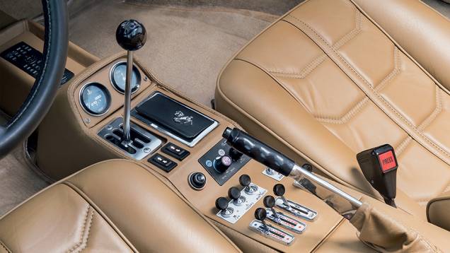 A clássica grelha guiava o câmbio manual de cinco marchas | <a href="https://gutenberg.quatrorodas.abril.com.br/carros/classicos-grandescarros/ferrari-308-gtb-gts-764363.shtml" rel="migration">Leia mais</a> A clássica grelha guiava o câmbio manual de cinco marchas | <a href="https://gutenberg.quatrorodas.abril.com.br/carros/classicos-grandescarros/ferrari-308-gtb-gts-764363.shtml" rel="migration">Leia mais</a>
