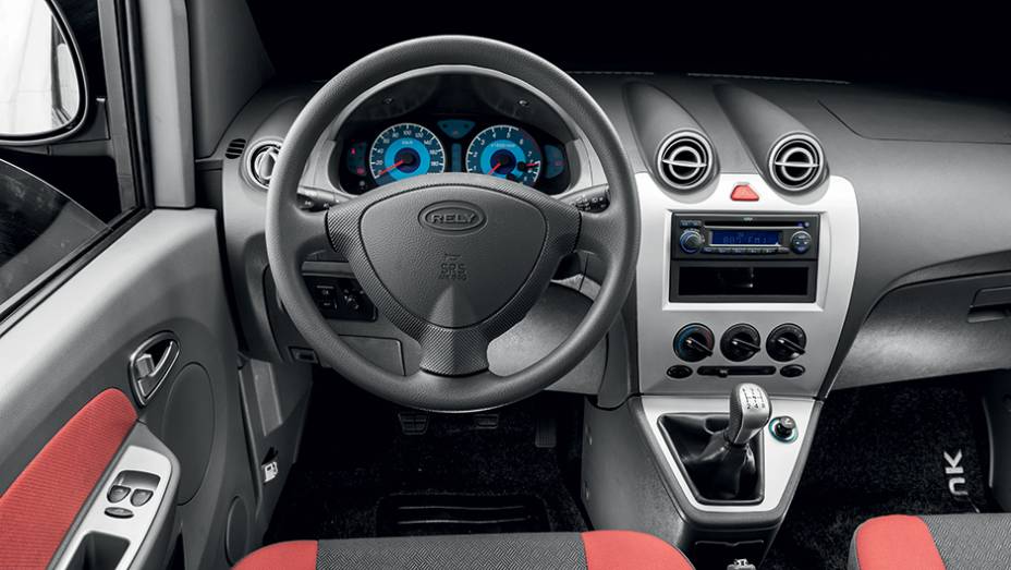 O interior é simples, com vários plásticos duros, mas bem-acabado | <a href="https://gutenberg.quatrorodas.abril.com.br/carros/impressoes/rely-link-1-3-16v-764315.shtml" rel="migration">Leia mais</a>