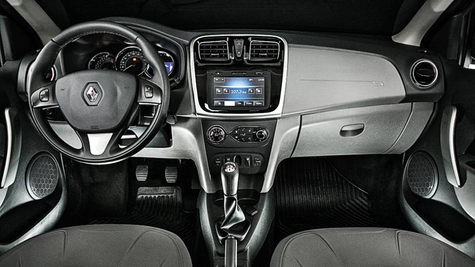1&ordm; lugar Equipamentos: Logan. Volante tem controles do piloto autom&aacute;tico | <a href="https://gutenberg.quatrorodas.abril.com.br/carros/comparativos/sedas-45-mil-reais-764153.shtml" rel="migration">Leia mais</a>