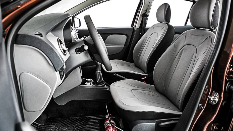 1&ordm; lugar Equipamentos: Logan. Acabamento bicolor d&aacute; um toque de requinte &agrave; cabine | <a href="https://gutenberg.quatrorodas.abril.com.br/carros/comparativos/sedas-45-mil-reais-764153.shtml" rel="migration">Leia mais</a>