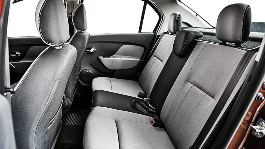 1&ordm; lugar Equipamentos: Logan. Apoios de cabe&ccedil;a ainda atrapalham a visibilidade | <a href="https://gutenberg.quatrorodas.abril.com.br/carros/comparativos/sedas-45-mil-reais-764153.shtml" rel="migration">Leia mais</a>