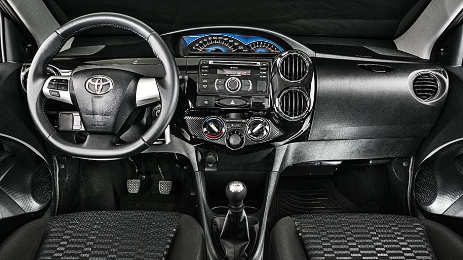 1&ordm; lugar Custos: Etios XLS. Volante multifuncional &eacute; heran&ccedil;a do Corolla XRS | <a href="https://gutenberg.quatrorodas.abril.com.br/carros/comparativos/sedas-45-mil-reais-764153.shtml" rel="migration">Leia mais</a>
