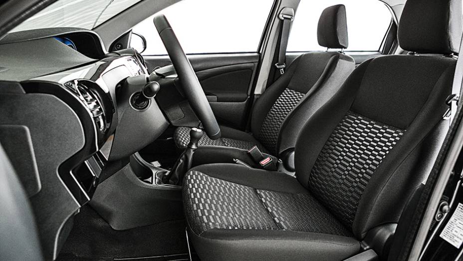 1&ordm; lugar Custos: Etios XLS. Tecido &eacute; novo, mas falta ajuste de altura de banco e cintos | <a href="https://gutenberg.quatrorodas.abril.com.br/carros/comparativos/sedas-45-mil-reais-764153.shtml" rel="migration">Leia mais</a>