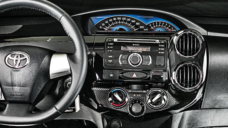 1&ordm; lugar Custos: Etios XLS. Instrumentos seguem no centro do painel. S&oacute; a cor mudou | <a href="https://gutenberg.quatrorodas.abril.com.br/carros/comparativos/sedas-45-mil-reais-764153.shtml" rel="migration">Leia mais</a>