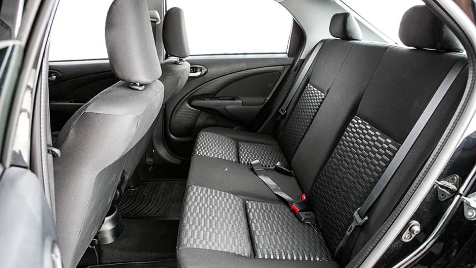 1&ordm; lugar Desempenho: Etios XLS. Atr&aacute;s, espa&ccedil;o tamb&eacute;m &eacute; bom | <a href="https://gutenberg.quatrorodas.abril.com.br/carros/comparativos/sedas-45-mil-reais-764153.shtml" rel="migration">Leia mais</a>