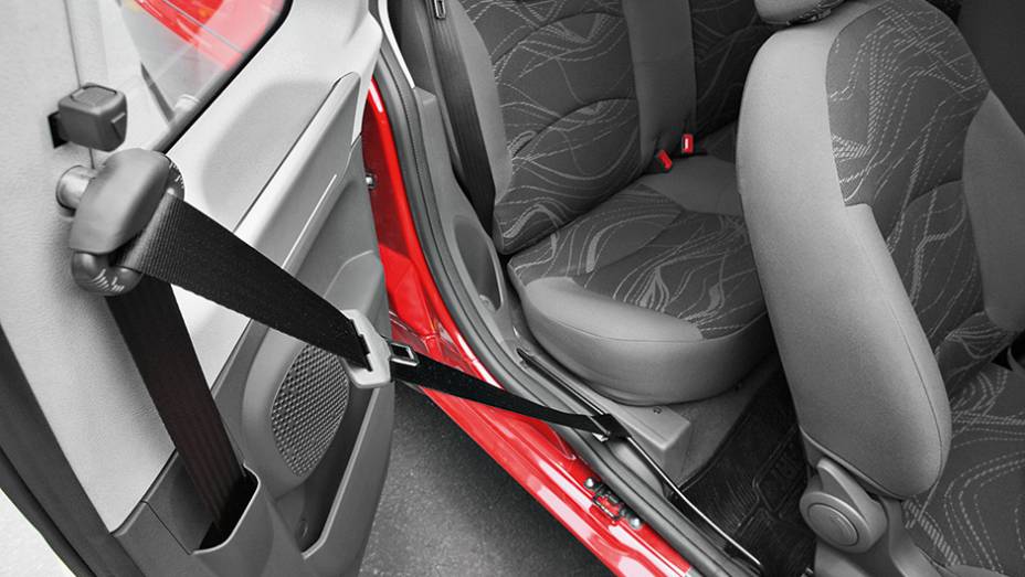 Cinto se desloca para dar acesso à traseira | <a href="https://gutenberg.quatrorodas.abril.com.br/carros/impressoes/fiat-strada-working-1-4-764158.shtml" rel="migration">Leia mais</a> Cinto se desloca para dar acesso à traseira | <a href="https://gutenberg.quatrorodas.abril.com.br/carros/impressoes/fiat-strada-working-1-4-764158.shtml" rel="migration">Leia mais</a>