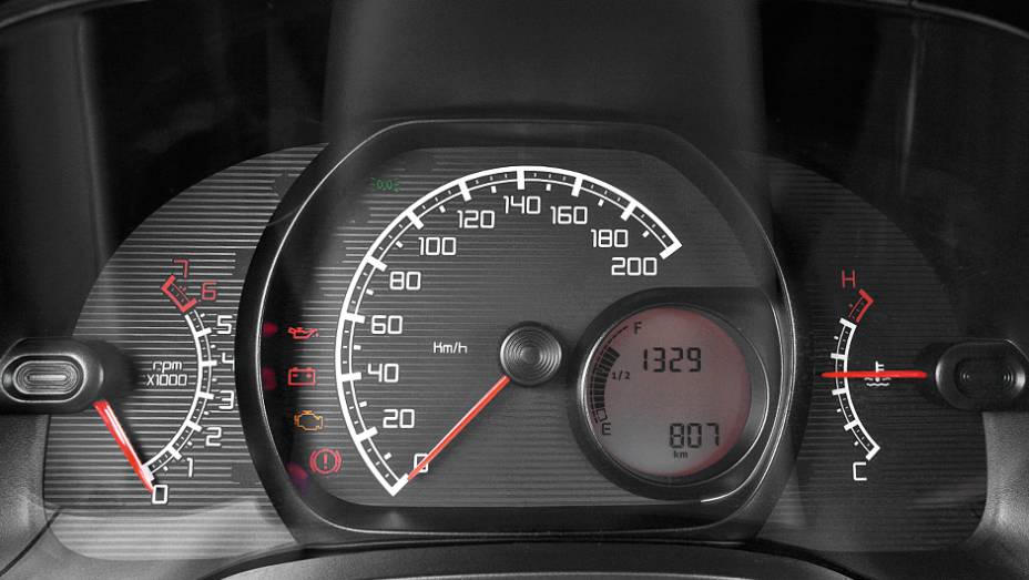 Iluminação alaranjada no painel e no rádio | <a href="https://gutenberg.quatrorodas.abril.com.br/carros/impressoes/fiat-strada-working-1-4-764158.shtml" rel="migration">Leia mais</a> Iluminação alaranjada no painel e no rádio | <a href="https://gutenberg.quatrorodas.abril.com.br/carros/impressoes/fiat-strada-working-1-4-764158.shtml" rel="migration">Leia mais</a>