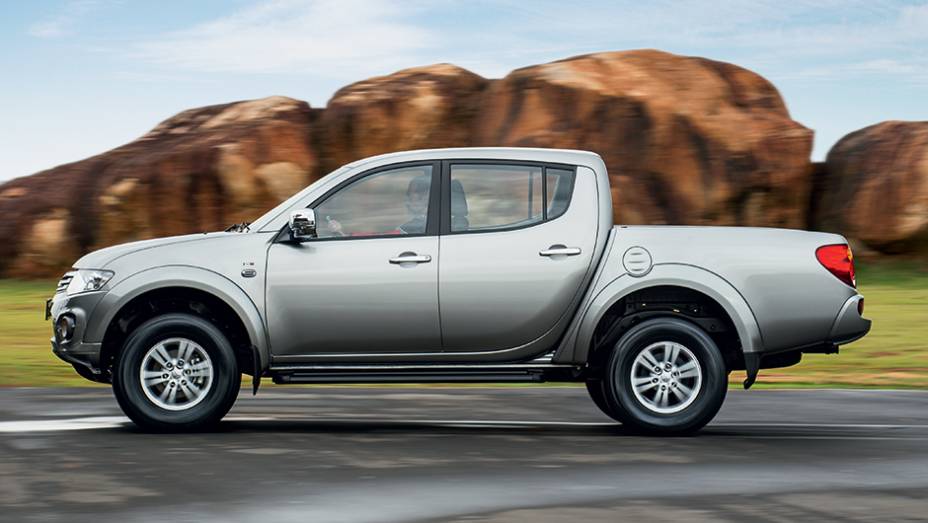 Rodas, maçanetas e retrovisores cromados marcam a versão HPE | <a href="https://gutenberg.quatrorodas.abril.com.br/carros/testes/mitsubishi-l200-triton-764187.shtml" rel="migration">Leia mais</a> Rodas, maçanetas e retrovisores cromados marcam a versão HPE | <a href="https://gutenberg.quatrorodas.abril.com.br/carros/testes/mitsubishi-l200-triton-764187.shtml" rel="migration">Leia mais</a>