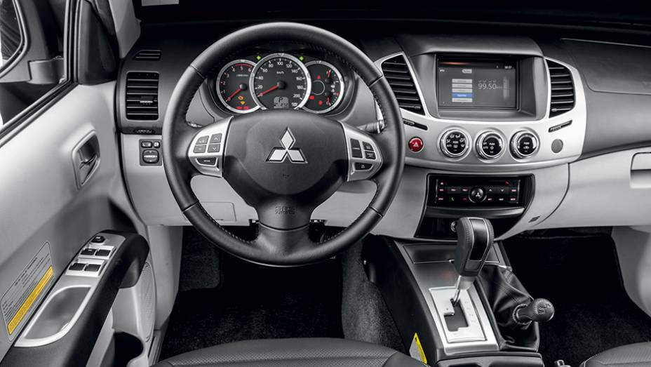 No modo manual, o câmbio automático tem trocas por comandos atrás volante | <a href="https://gutenberg.quatrorodas.abril.com.br/carros/testes/mitsubishi-l200-triton-764187.shtml" rel="migration">Leia mais</a> No modo manual, o câmbio automático tem trocas por comandos atrás volante | <a href="https://gutenberg.quatrorodas.abril.com.br/carros/testes/mitsubishi-l200-triton-764187.shtml" rel="migration">Leia mais</a>