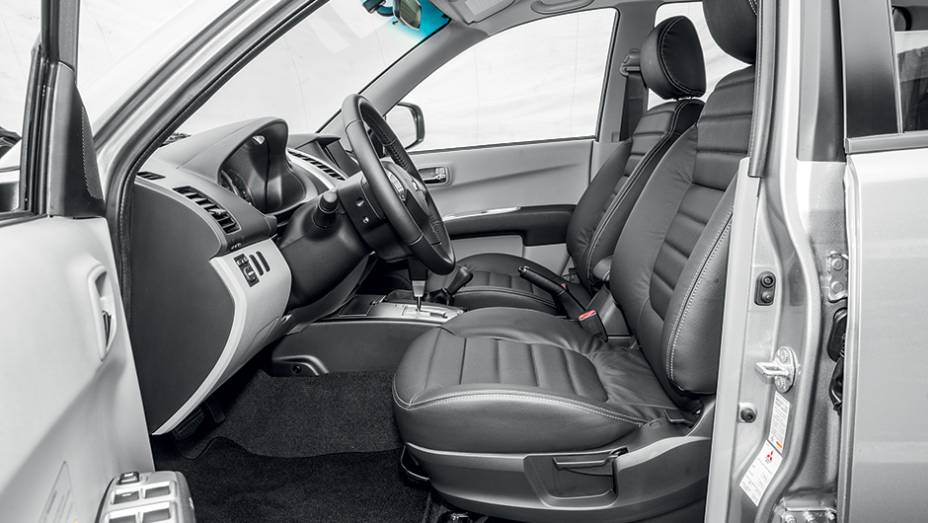 Bancos dianteiros têm bom apoio lateral | <a href="https://gutenberg.quatrorodas.abril.com.br/carros/testes/mitsubishi-l200-triton-764187.shtml" rel="migration">Leia mais</a> Bancos dianteiros têm bom apoio lateral | <a href="https://gutenberg.quatrorodas.abril.com.br/carros/testes/mitsubishi-l200-triton-764187.shtml" rel="migration">Leia mais</a>