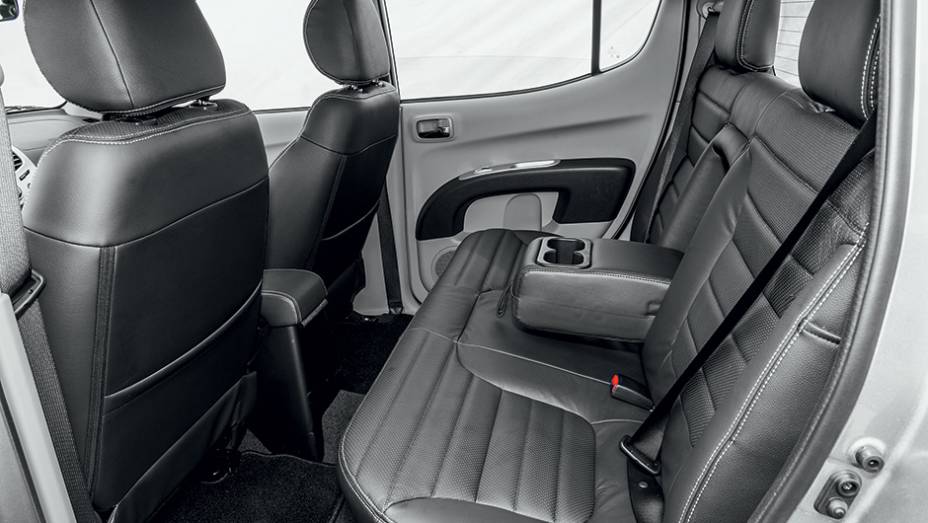 Atrás, há cintos de três pontos somente nas laterais | <a href="https://gutenberg.quatrorodas.abril.com.br/carros/testes/mitsubishi-l200-triton-764187.shtml" rel="migration">Leia mais</a> Atrás, há cintos de três pontos somente nas laterais | <a href="https://gutenberg.quatrorodas.abril.com.br/carros/testes/mitsubishi-l200-triton-764187.shtml" rel="migration">Leia mais</a>