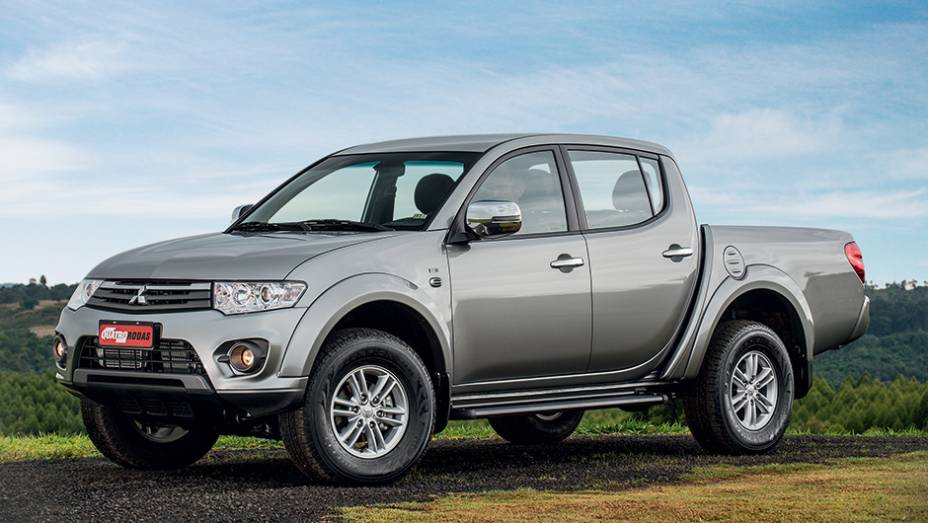 Versão HPE tem design exclusivo para a grade e o para-choque | <a href="https://gutenberg.quatrorodas.abril.com.br/carros/testes/mitsubishi-l200-triton-764187.shtml" rel="migration">Leia mais</a>