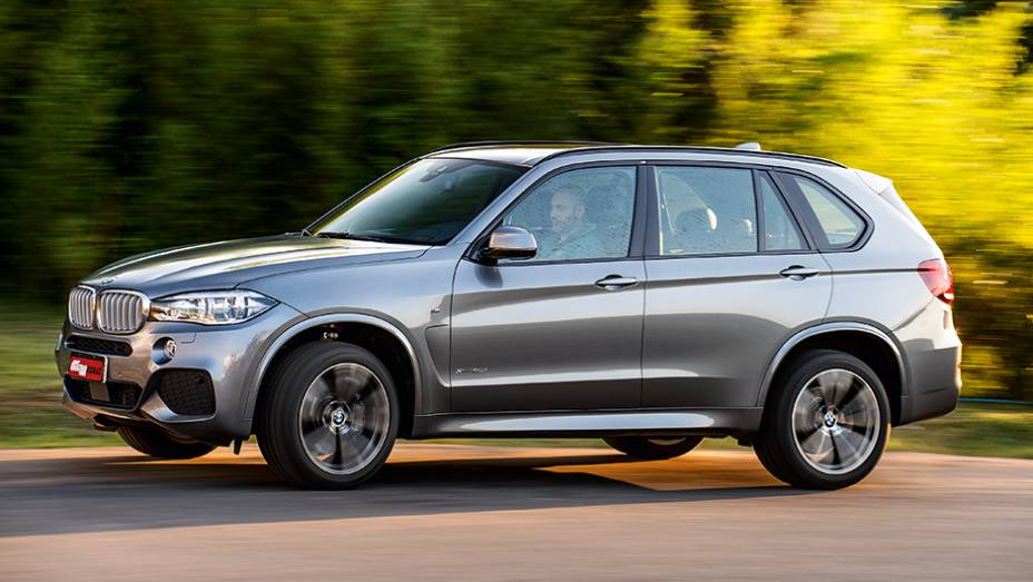 Grandes tomadas de ar frontais: o V8 4.4 biturbo precisa respirar | <a href="https://gutenberg.quatrorodas.abril.com.br/carros/impressoes/bmw-x5-765445.shtml" rel="migration">Leia mais</a>