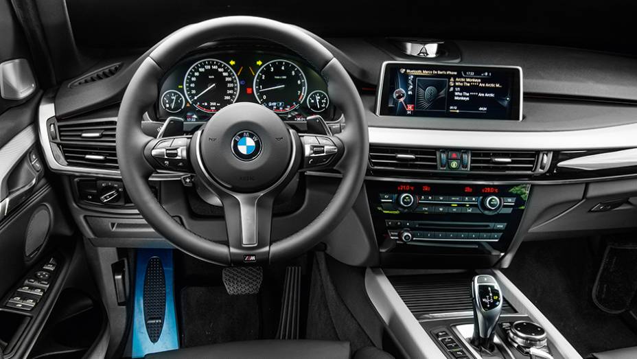 Volante retrô, câmbio eletrônico de oito marchas e alto-falante central motorizado no painel | <a href="https://gutenberg.quatrorodas.abril.com.br/carros/impressoes/bmw-x5-765445.shtml" rel="migration">Leia mais</a> Volante retrô, câmbio eletrônico de oito marchas e alto-falante central motorizado no painel | <a href="https://gutenberg.quatrorodas.abril.com.br/carros/impressoes/bmw-x5-765445.shtml" rel="migration">Leia mais</a>