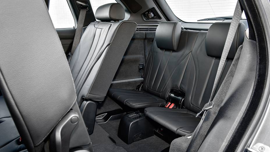 Acesso ao banco traseiro é difícil. | <a href="https://gutenberg.quatrorodas.abril.com.br/carros/impressoes/bmw-x5-765445.shtml" rel="migration">Leia mais</a> Acesso ao banco traseiro é difícil. | <a href="https://gutenberg.quatrorodas.abril.com.br/carros/impressoes/bmw-x5-765445.shtml" rel="migration">Leia mais</a>